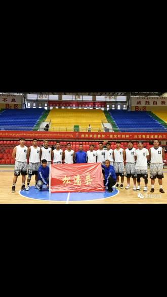 队员们全力以赴，为争夺胜利拼尽全力