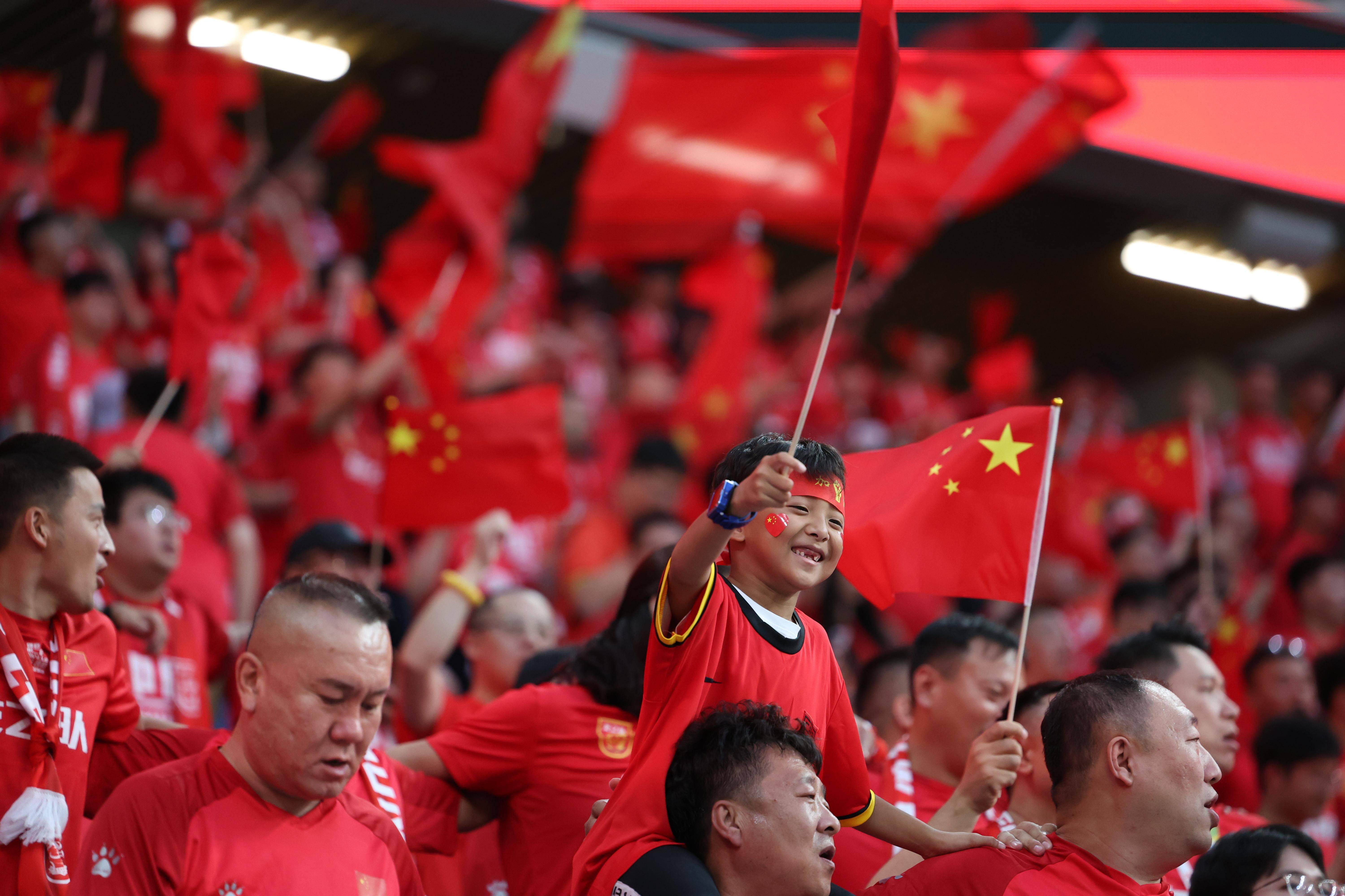 关于角逐激烈！国际杯赛上的赛场战斗的信息
