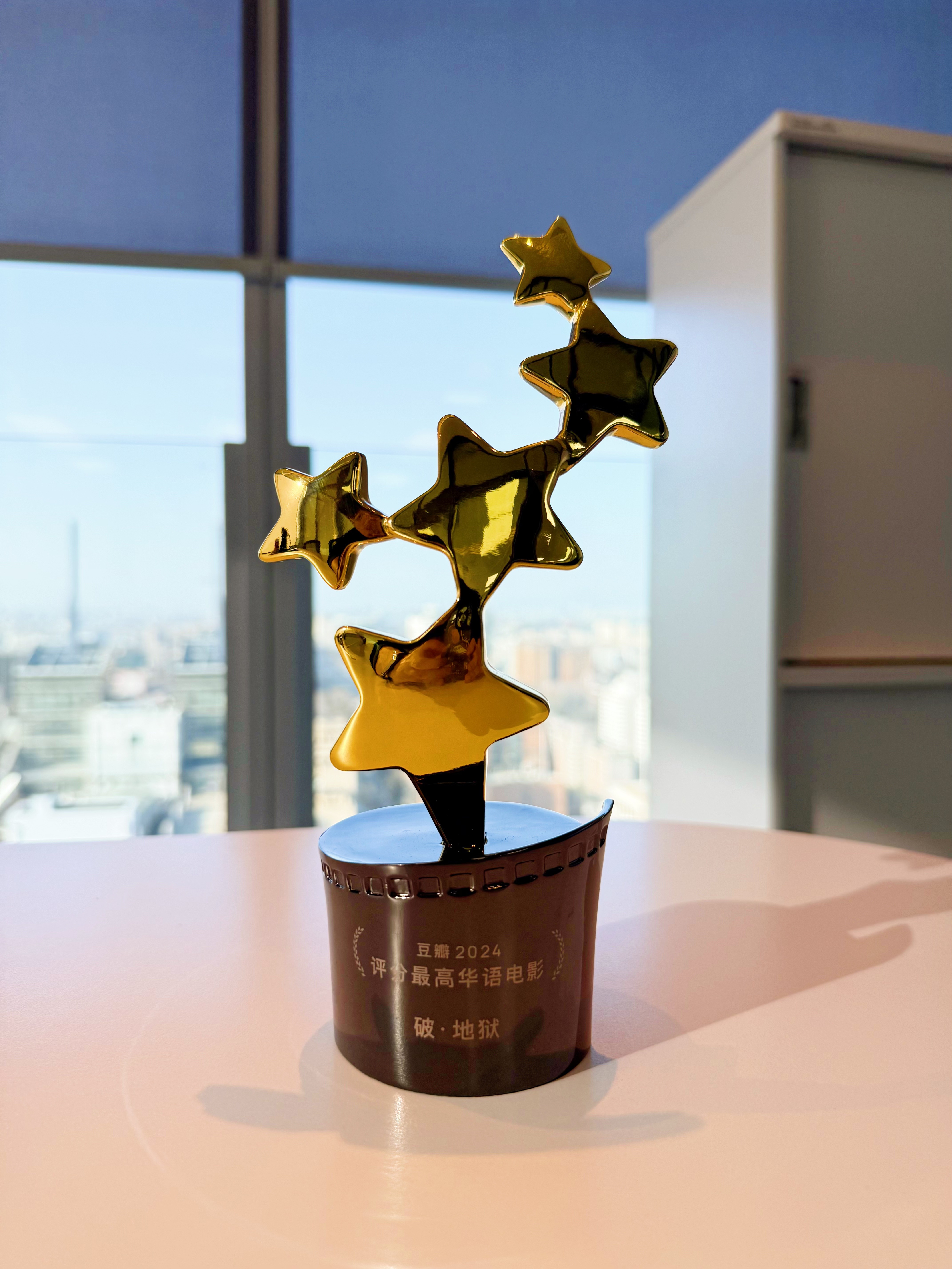 关于喜讯传来！冠军破纪录轻松捧奖杯的信息